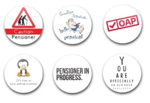 25 mm 1" KNOPFABZEICHEN X6 GEBURTSTAG MEILENSTEINE RENTNER OAP - Bild 1 von 1