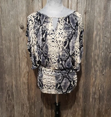 Blusa para mujer Bebe S negra beige elástica piel de serpiente espalda abierta manga corta Foto 1 de 4