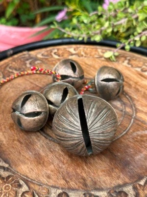 Hermosas campanas antiguas antiguas raras de latón forjadas a mano 1 Big4 medianas del siglo XIX Foto 1 de 4