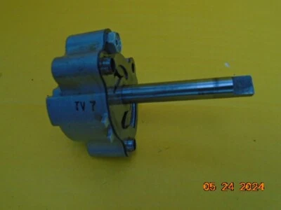 2001 01 Honda CBR 600 F4i engine oil pump housing Foto 1 de 4