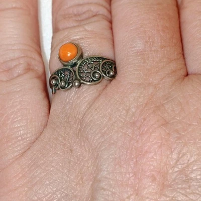 Anello vintage corallo filigrana dettaglio misura 6 tono argento metallo gioi... - Immagine 1 di 4