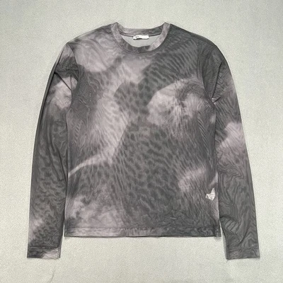Camiseta de manga larga gris grande de malla transparente de Zara para hombre festival futurista Foto 1 de 4