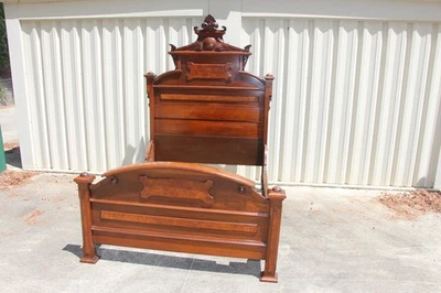 Cama de respaldo alto renacentista victoriano de nogal con corona tallada con carcasa Foto 1 de 4