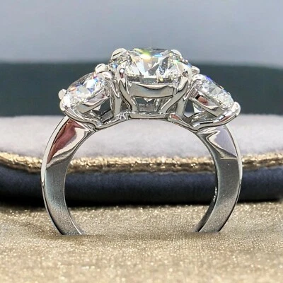 Anillo de compromiso de tres piedras de diamantes de corte redondo cultivado en laboratorio de 5,00 quilates E vs1 placa IGI Foto 1 de 4
