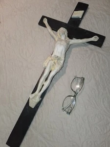 ANCIEN CRUCIFIX MURALE/DEBUT XXè/BOIS PEINT/JESUS PLATRE/CROIX/H.65cm/RELIGIEUX - Picture 1 of 6