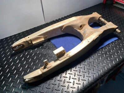 YZ250F 2002 brazo oscilante fabricante de equipos originales Yamaha 2002 YZ250F fabricante de equipos originales Yamaha brazo oscilante Foto 1 de 4