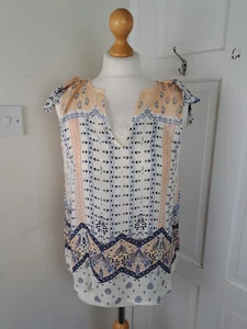 MASSIMO DUTTI BNWT White Blue Patterned V Neck Blouse Size 10 100% Silk - Picture 1 of 5