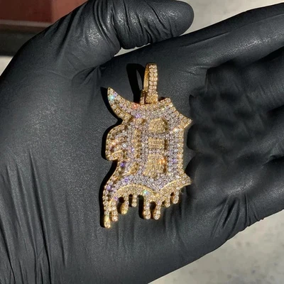 Colgante de moissanita real de corte redondo de 3 quilates con letra personalizada para hombre enchapado en oro amarillo de 14 quilates Foto 1 de 4