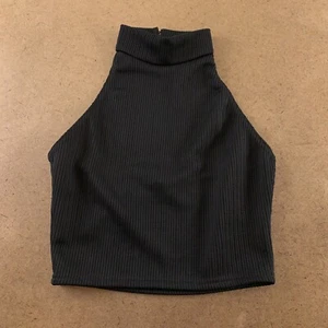 Pretty Little Thing Women's 6 Black Soft Rib High Neck Sleeveless Crop Top NWT - Picture 1 of 8