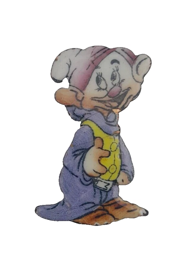 ВИНТАЖНЫЙ 1930-х WALT DISNEY СНЕГ БЕЛЫЙ И СЕМЬ ГНОМОВ ДОПИ ФАРФОРОВЫЙ ЗНАЧОК ЗАКОЛКА - Изображение 1 из 2