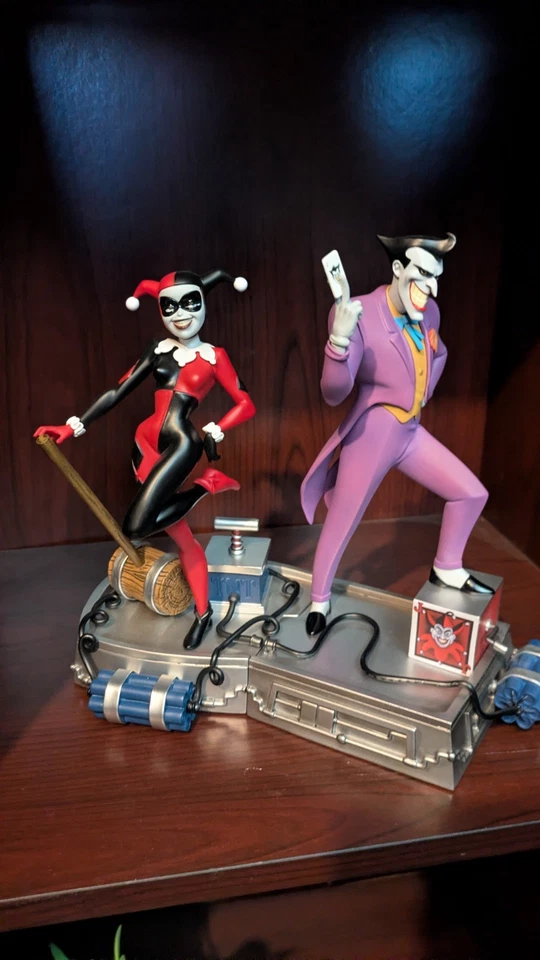 Estátuas Iron Studios Batman série animada Coringa e Harley Quinn escala arte 1/10 - Imagem 1 de 4