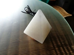 Lámpara de sal del Himalaya. Pirámide pequeña. USB. Mira mis otros artículos. - Imagen 1 de 4