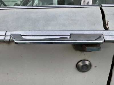 Manija de la puerta delantera del conductor izquierdo Chrysler New Yorker 1965-1966 300 Newport Foto 1 de 3