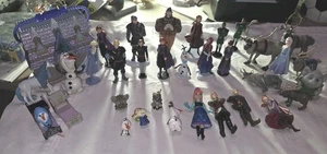 FIGURINE DISNEY enorme lotto FIGURINE CONGELATE Anna Elsa Olaf Sven Kristoff Castle - Foto 1 di 5