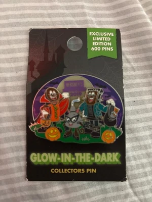 Prendedor de coleccionistas de Halloween Brilla en la Oscuridad 2019 Hershey Park Foto 1 de 2