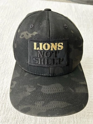 Gorra de Leones No Ovejas Snap Back Negra Camuflada Bordada Clásicos ByYupoong Foto 1 de 4