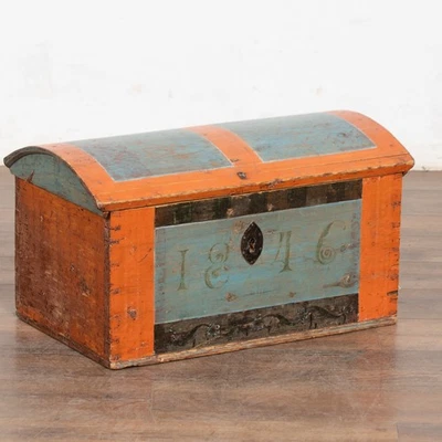 Baúl pequeño sueco pintado azul y naranja original con cúpula con fecha de 1846 Foto 1 de 4