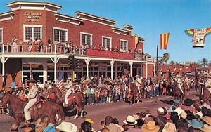 Parada Del Sol jährliche Rodeo Parade Straßenszene Scottsdale, AZ Vintage 60er Postkarte  - Bild 1 von 2
