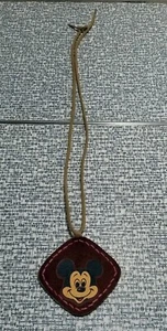 Collana vintage Walt Disney MICKEY TOPOLINO CIONDOLO IN PELLE artigianale in pelle - Foto 1 di 7