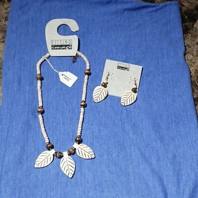 Conjunto de hojas de otoño con cuentas talladas en madera para mujer Fitting Image. Foto 1 de 4