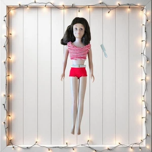 Muñeca Barbie Scooter Vintage 1963 Mattel Cabello Marrón 2 Piezas Rojo Conjunto y Cepillo - Imagen 1 de 4