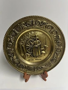 Vintage walisische Frau Peerage Zinn Messing Teller Wandbehang Made in England 12 Zoll - Bild 1 von 5