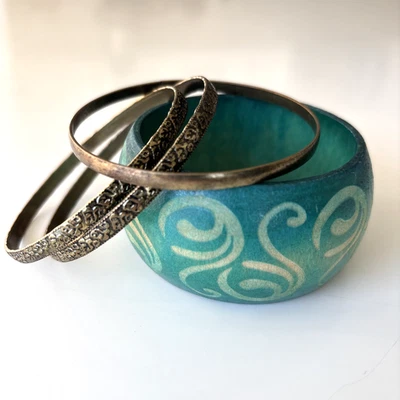 4 Bangle Bracelets Floral Pattern Brass Teal Wood Boho Lot Vintage - Image 1 of 4