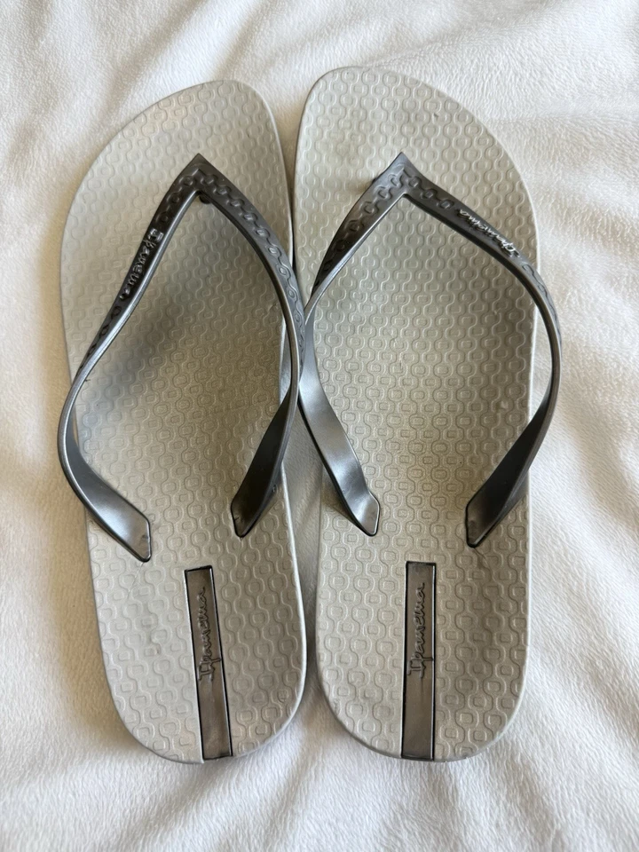 Chanclas Ipanema gris/plateadas para mujer talla 9 usadas Foto 1 de 4