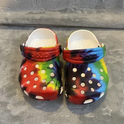 Zuecos clásicos para bebé arco iris tie dye crocs talla 2/3 Foto 1 de 4