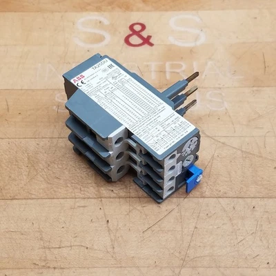 Relé de sobrecarga térmica ABB Ltd. TA25DU-19, 690V, 1SAZ211201R1047 - USADO Foto 1 de 4