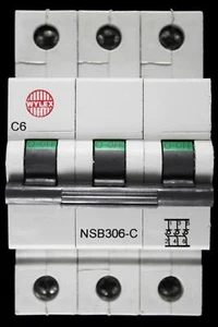 WYLEX 6 AMP CURVA C 6kA INTERRUTTORE MCB TRIPLO POLO NSB306-C - Foto 1 di 6