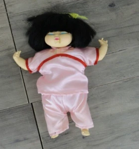 VINTAGE 1988 Goodwell International Asiatico Orientale Peluche Corpo Bambola 7 x 9" - Foto 1 di 7