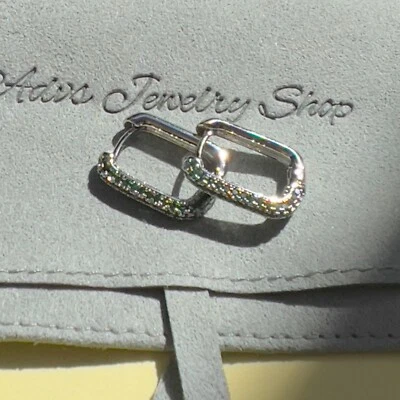 Pendientes Huggie de aro pequeños, joyería Advs. Dama de honor, pendientes de boda, diamantes Foto 1 de 4