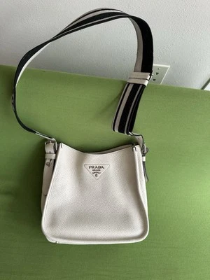 Bolso Bandolera Prada Hobo Correa de Hombro Cuero Blanco Plateado PVP $3270 Minorista Foto 1 de 4