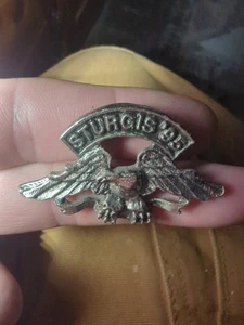 De colección 1995 Sturgis Harley-Davidson Motocicleta Rally Solapa Chaleco Pin con Águila - Imagen 1 de 4