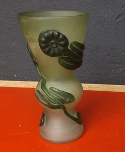 schöne mundgeblasene grüne Vase  16,5cm mit Apliktionen ,Glasverschmelzungen - Bild 1 von 7