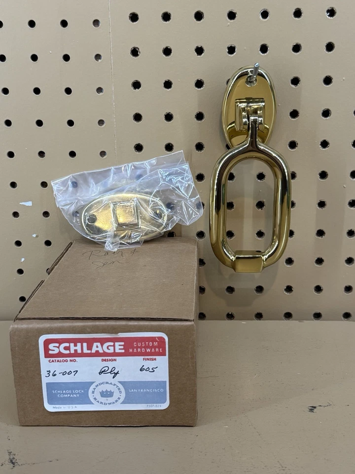 Golpeador de puerta Schlage 36-007 en acabado latón brillante 605 Foto 1 de 4