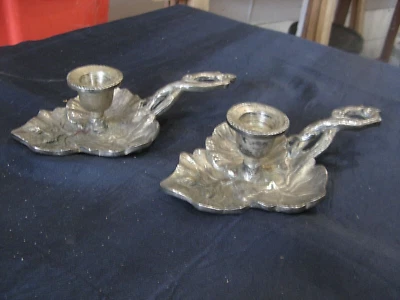 ++"508.1" PAIRE DE BOUGEOIR RAT DE CAVE BRONZE ARGENTE DECOR FEUILLES ET FRUITS - Photo 1/4