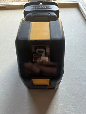 Nivel láser de línea cruzada verde DEWALT DW088LG 12V Max (con paquete láser AA) Foto 1 de 4