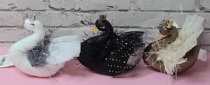 2023 Target Wondershop 3 Stoff Schwäne weiß schwarz gold Weihnachtsschmuck NEU - Bild 1 von 4