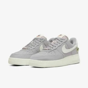 WOMEN'S size 7 NIKE AIR FORCE 1 '07 SE NN DJ6378 500 "AIR SPRUNG" ASH /IVORY - Picture 1 of 8