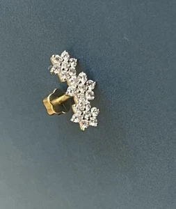Pendiente de diamantes con perno de cartílago en oro amarillo de 9 quilates flor de margarita 0,23 quilates 1 piercing - Imagen 1 de 8
