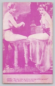 Tarjeta arcade vintage de dos damas escasamente vestidas hablando de humor de ex marido - Imagen 1 de 2