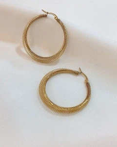NUOVI orecchini a cerchio Oceanus oro acciaio inox filo arrotolato design spirale rotonda - Foto 1 di 10