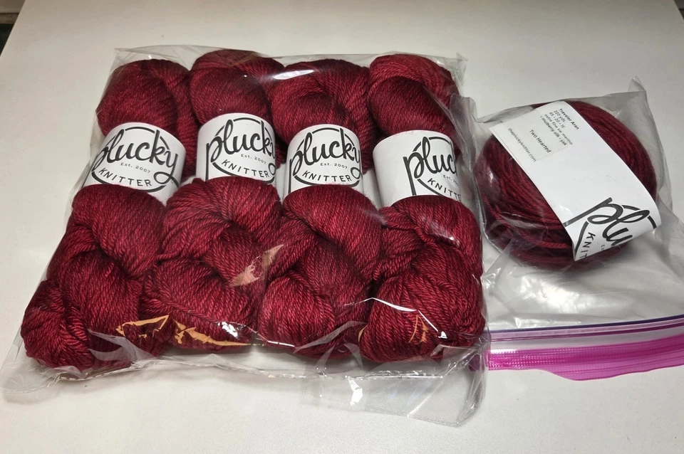 5 madejas Plucky Knitter Traveler Aran "Dos corazones" (rojo) Foto 1 de 1