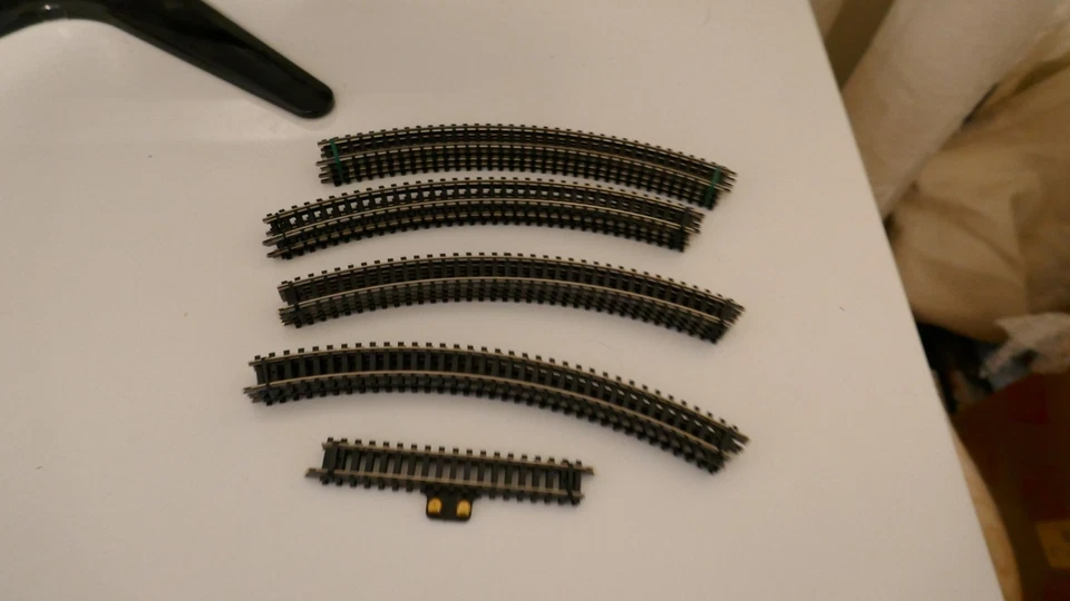 Lot of 16 Minitrains HOe (N Scale) Curved Track Sections, 9" Radius - Image 1 of 1