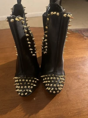 Cape Robbin 黑色短靴带金色钉 6.5 — 第 1/4 张图片