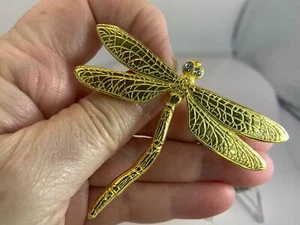 Dragonfly Engraves Wings Rhinestone Eyes OM JENT Vintage Gold Brooch V-9122 - Picture 1 of 4