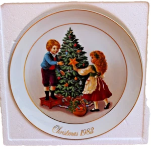 COLLECTIBLE 1982 AVON PLATE “KEEPING THE CHRISTMAS TRADITION” + ORIGINAL BOX - Picture 1 of 4