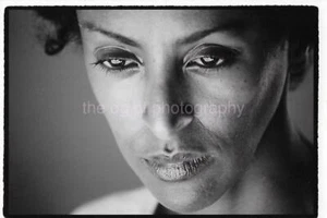 YOUNG WOMAN Character Study BLACK AND WHITE Found Photo Original VINTAGE 212 41T - Imagen 1 de 1
